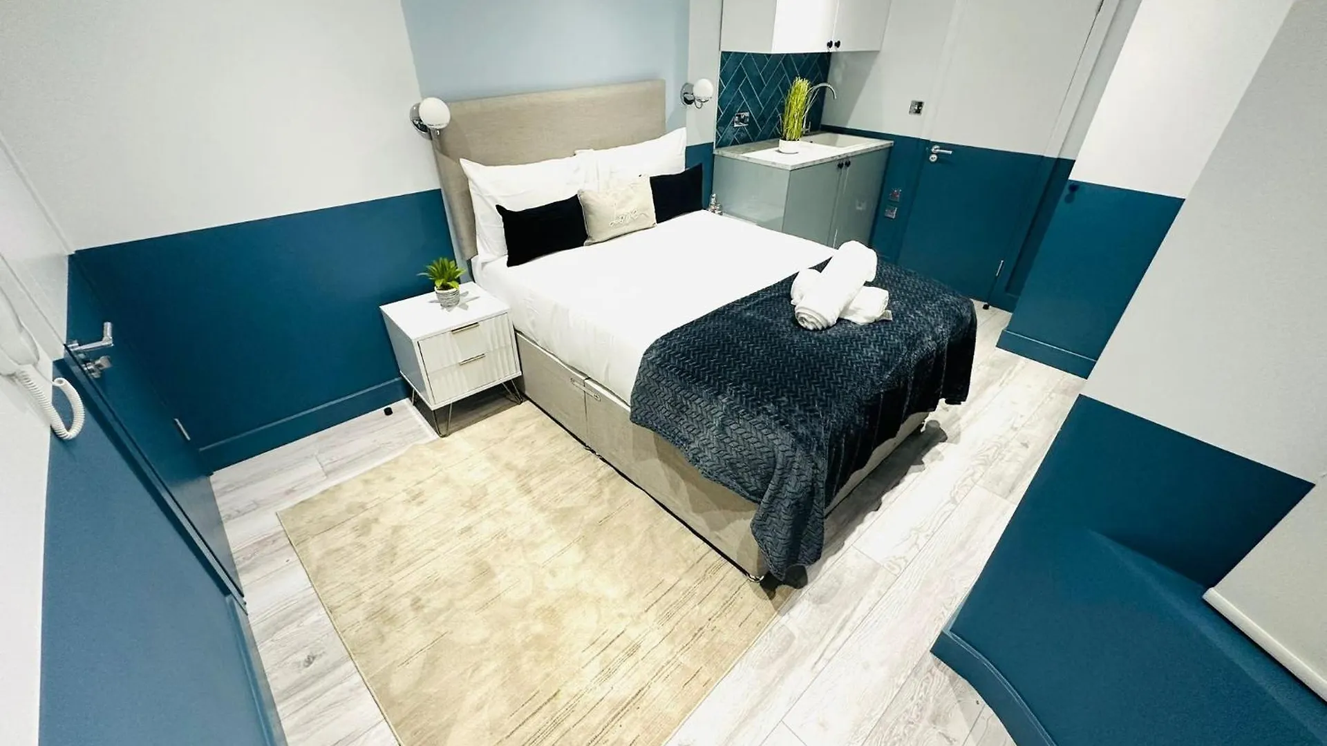Guest house London Holly B Mini Studios Great Location For Tourist!!!