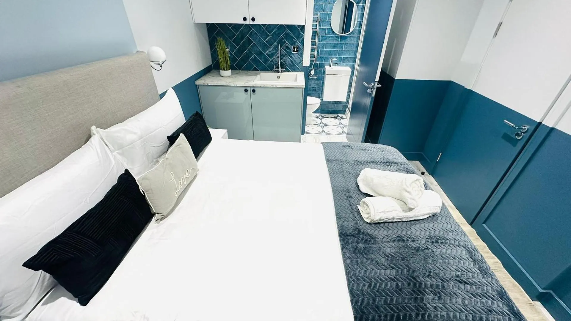Guest house London Holly B Mini Studios Great Location For Tourist!!!