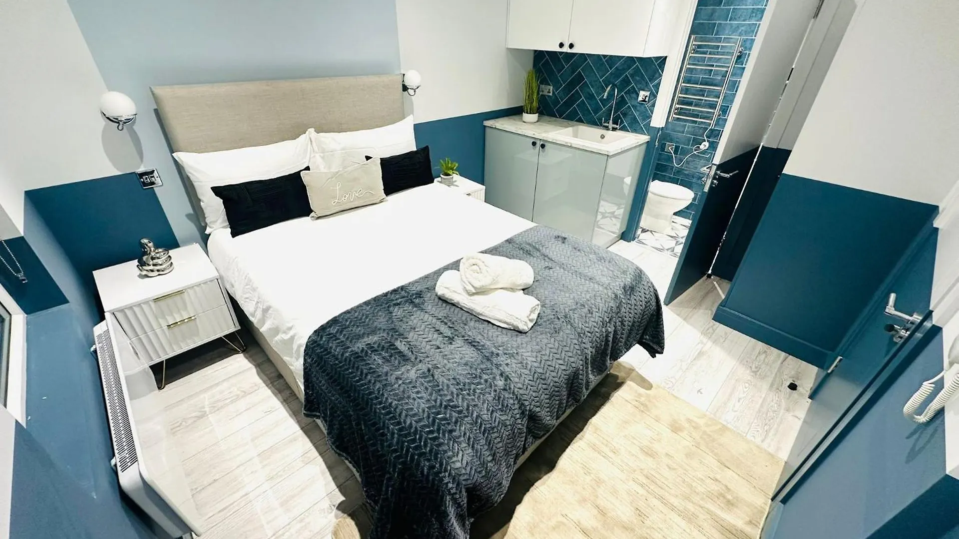 Guest house London Holly B Mini Studios Great Location For Tourist!!!