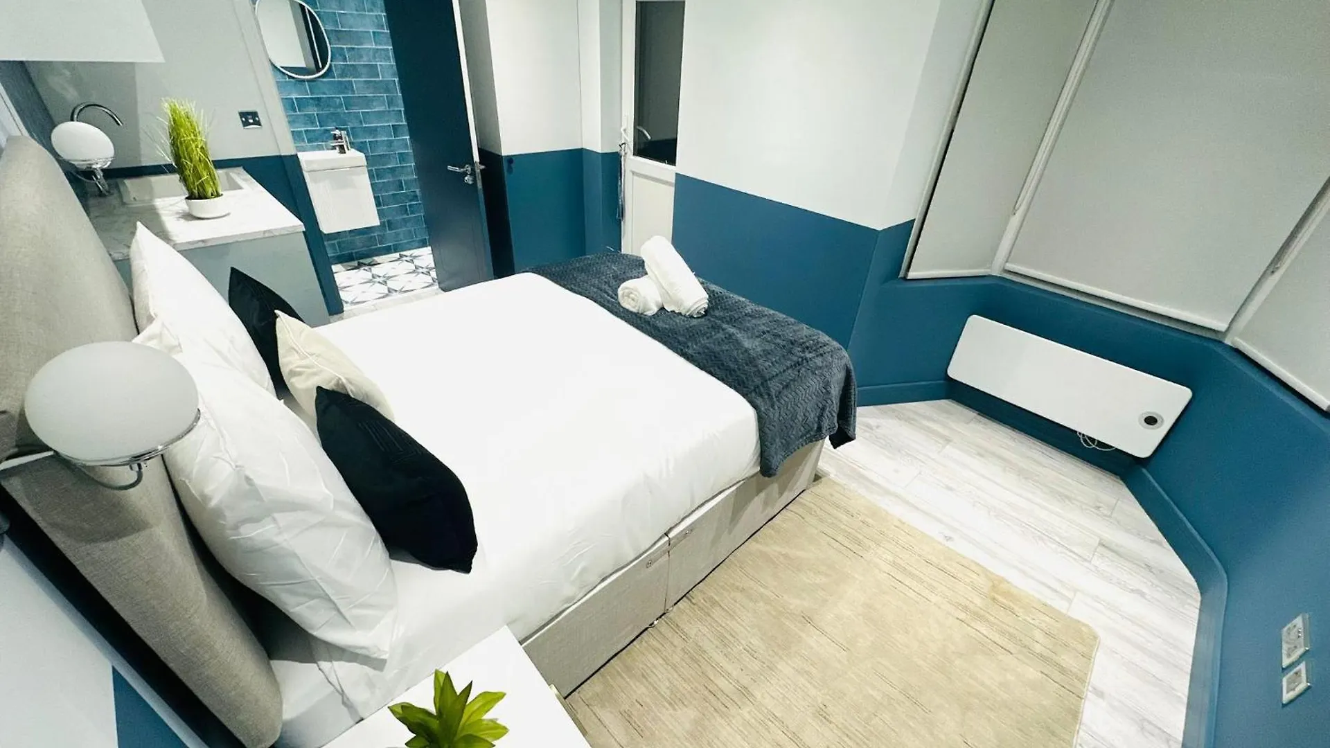 Guest house London Holly B Mini Studios Great Location For Tourist!!! United Kingdom