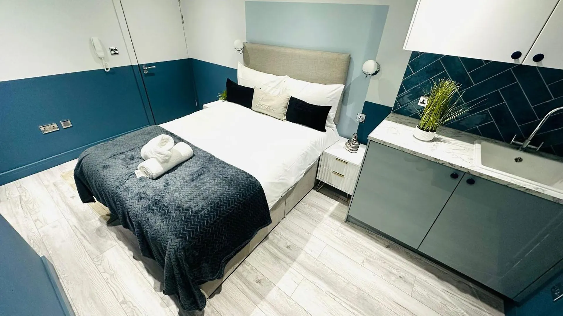 Guest house London Holly B Mini Studios Great Location For Tourist!!!