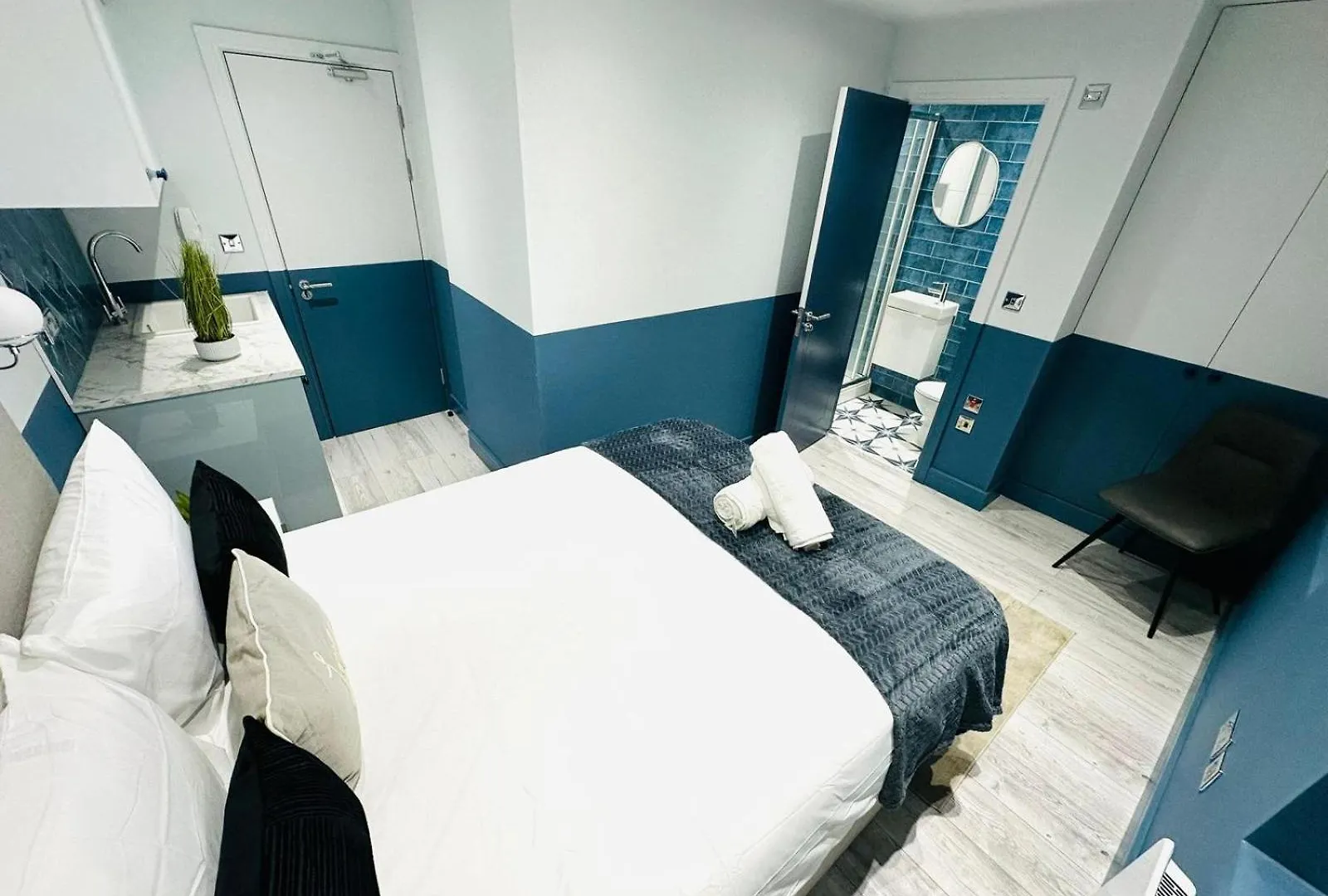 London Holly B Mini Studios Great Location For Tourist!!!