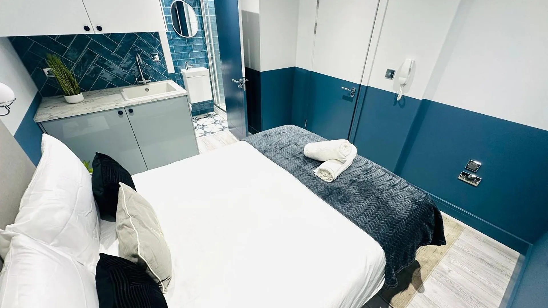 London Holly B Mini Studios Great Location For Tourist!!!