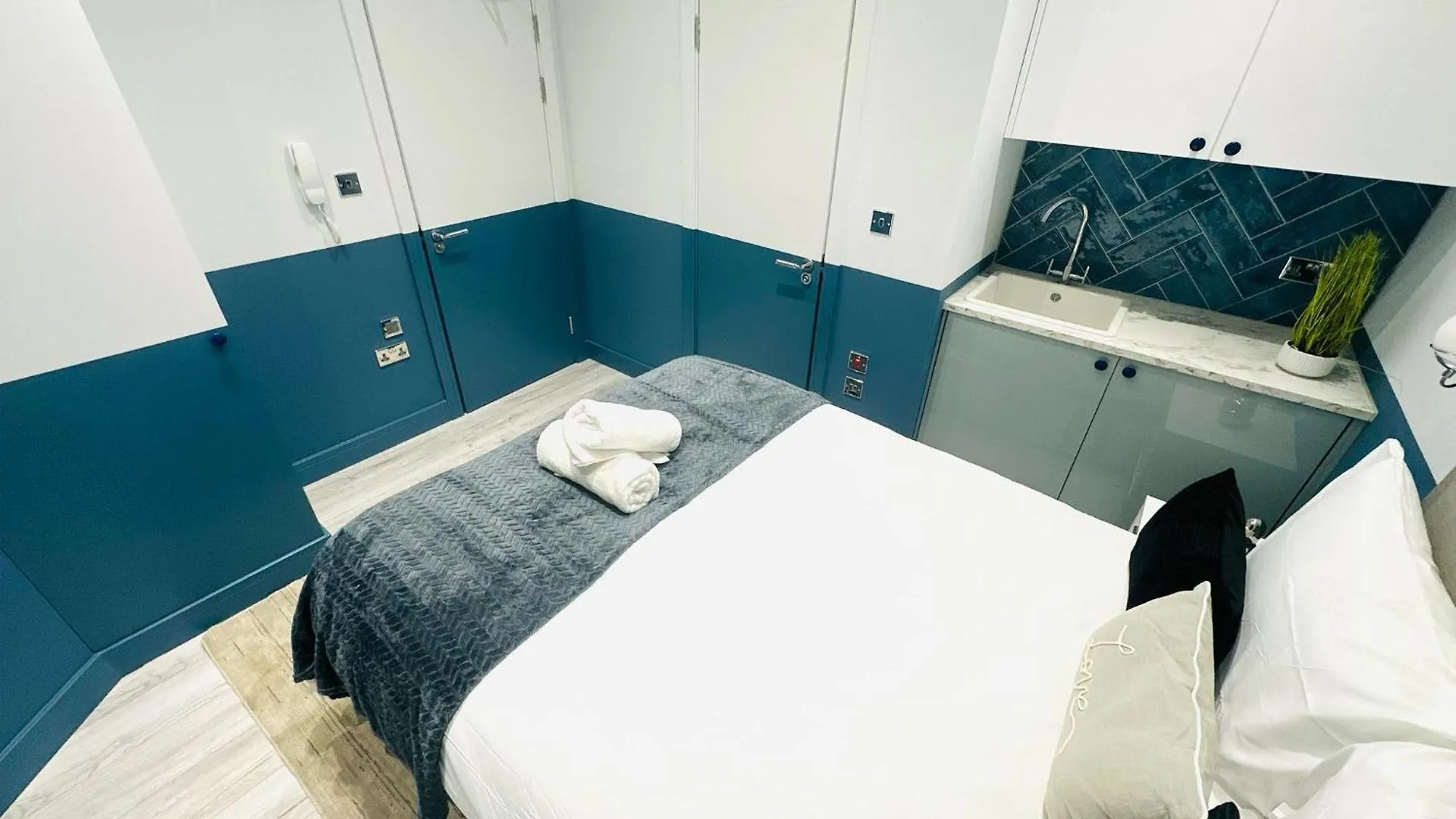 London Holly B Mini Studios Great Location For Tourist!!!