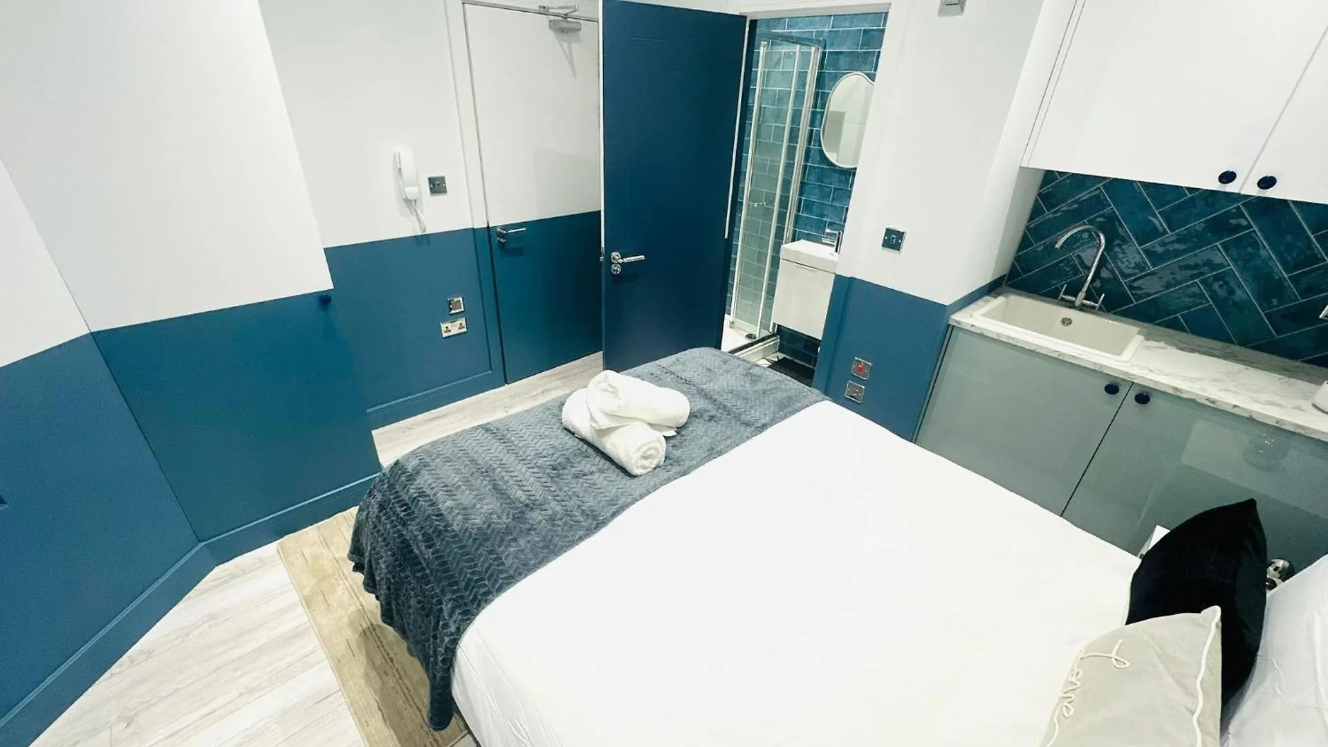 Guest house London Holly B Mini Studios Great Location For Tourist!!! United Kingdom