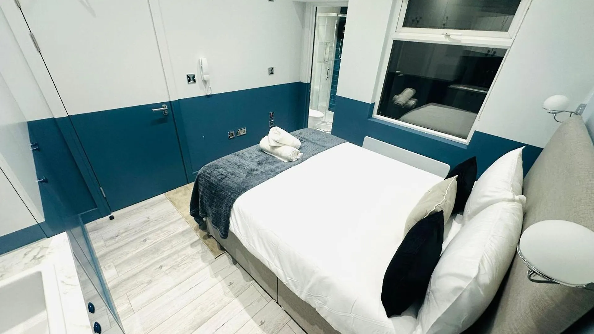 Guest house London Holly B Mini Studios Great Location For Tourist!!!